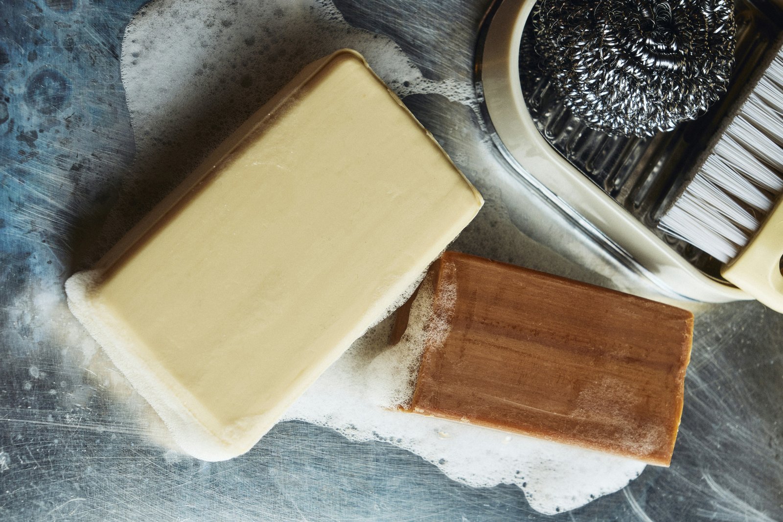 Kupfer wird mit Spülmittel gereinigt