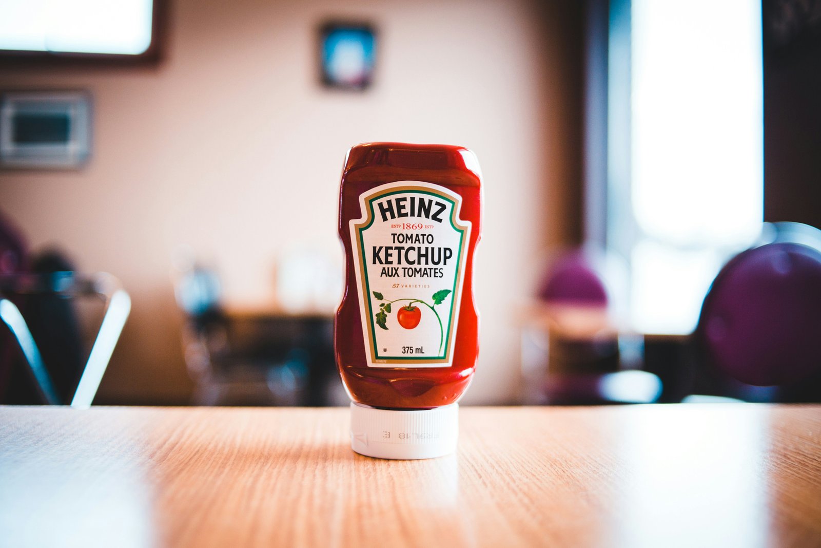 Kupfer wird mit Ketchup gereinigt
