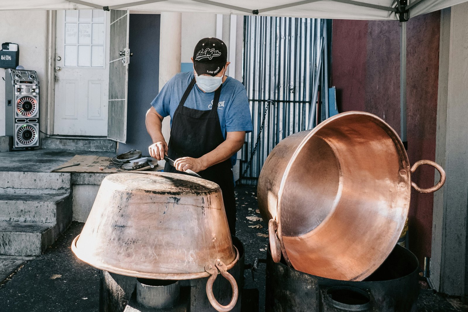 Kupfergegenstand bei der Reinigung